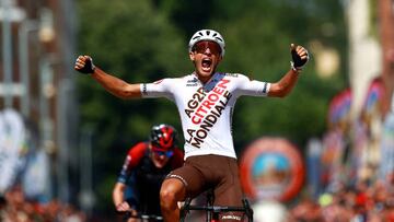 Tronchon celebra su primer triunfo profesional en la Vuelta a Burgos.