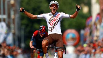 Tronchon celebra su primer triunfo profesional en la Vuelta a Burgos.