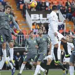 Valencia y Real se frenan mutuamente su escalada