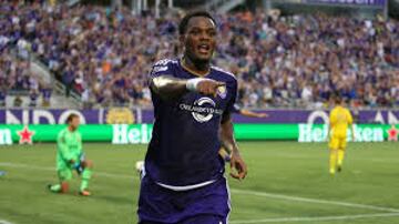 Anotó 17 goles en su temporada debut y se llevó el Novato del Año. Para las siguientes dos temporadas marcó 26 goles y seis asistencias.