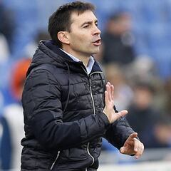 Garitano tira del filial para completar los laterales de la Real