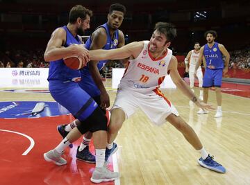 Pierre Oriola luchando por el balón con Marco Belinelli.