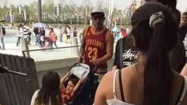 Tévez enfurece a los hinchas de su equipo al irse a Disneylandia