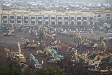 China está construyendo un hospital para atender a los pacientes.