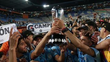 AME9873. PACHUCA (MÉXICO), 30/10/2022.- Jugadores del Pachuca celebran hoy con el trofeo del torneo Apertura 2022 de la Liga MX, en el estadio Hidalgo en Pachuca (México). EFE/David Martínez Pelcastre
