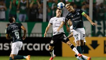 AME6795. CALI (COLOMBIA), 04/05/2022.- Teófilo Gutiérrez (d) del Deportivo Cali disputa el balón con Lucas Piton de Corinthians, durante un partido del Grupo E de la Copa Libertadores, disputado en el Estadio Deportivo Cali, en Cali (Colombia). EFE/ Ernesto Guzman Jr
