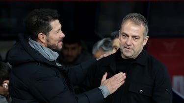 Simeone y Flick se saludan. REUTERS/Nacho Doce