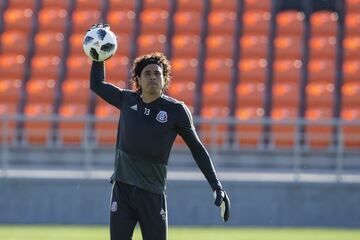 Su participación en el Mundial, además de el supuesto interés del Nápoles hicieron que Ochoa completara los primeros cinco sitios de la lista.