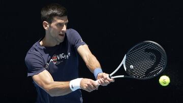 El tenista serbio Novak Djokovic devuelve una bola durante un entrenamiento previo al Open de Australia 2022, donde finalmente no pudo jugar al ser deportado de Australia.
