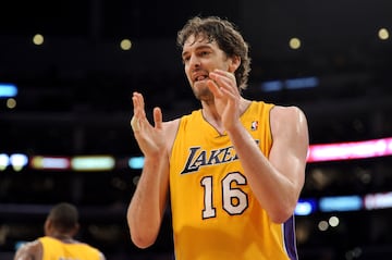 El 1 de febrero de 2008 los Lakers se hicieron con Pau Gasol en lo que por entonces se consideró un robo: los Grizzlies, eso sí, se llevaron los derechos de su hermano Marc y la espectacular evolución de este ha hecho que finalmente se recuerde aquel traspaso como bueno para ambas partes. Pau se convirtió al momento en una pieza esencial del equipo que jugó tres Finales y conquistó dos anillos entre 2008 y 2010: su talento desde el poste multiplicó las opciones del triángulo ofensivo de Phil Jackson, se complementó a la perfección con Kobe y Lamar Odom y rindió a un nivel enorme en las dos Finales ganadas, primero contra Dwight Howard y después contra Kevin Garnett y Kendrick Perkins. Sus estadísticas como laker: 17,7 puntos, 8,6 rebotes y 3,1 asistencias por partido. La fecha de la retirada de su camiseta fue el 7 de marzo de 2023.