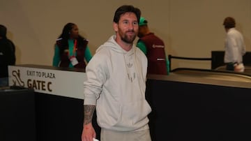 Lionel Messi llega al Superdome para el Super Bowl LIX