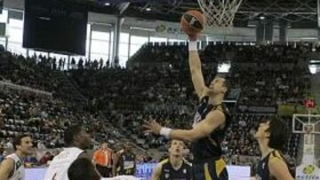 <b>SIN FIESTA. </b>Wideman y Suárez rebotearon bien, pero el Estu cayó.