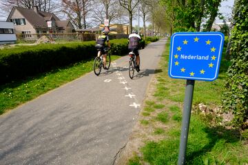 Baarle, es un municipio localizado en la provincia belga de Amberes, y es conocido como 'El pueblo de las mil fronteras'. En su interior posee 30 enclaves (22 territorios belgas en Países Bajos que, a su vez, poseen ocho enclaves neerlandeses en su interior). Sus calles están repletas de líneas que marcan el límite entre un país y otro.