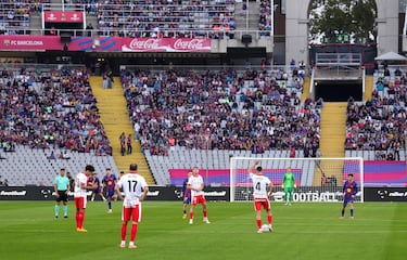 Protesto do Atlético de Madrid e Osasuna com aplausos da torcida.