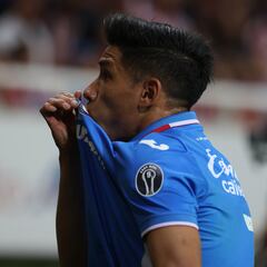 Uriel Antuna se disculpa con Chivas por besar el escudo de Cruz Azul
