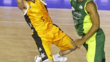 Daniel Pérez entra a canasta ante la oposición de Jayson Granger.