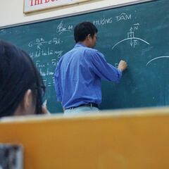 ¿Cuánto cobra un profesor de universidad en España y cuál es su salario si es de la pública o privada?