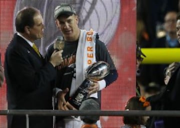 Peyton Manning con su segundo Vince Lombardi.