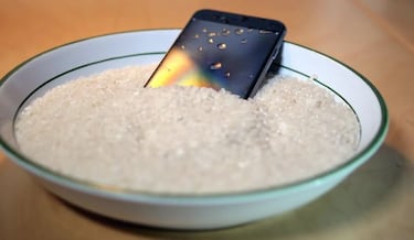 Qué hacer si el móvil se cae al agua: primeros pasos