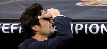 Solari, mirando a la grada del Bernabéu.