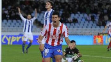 <b>REMONTADA. </b>Agüero celebra su primer gol, y el segundo del Atlético que ponía por delante a los colchoneros en Anoeta. La defensa y el meta txuri-urdin no se lo creían.