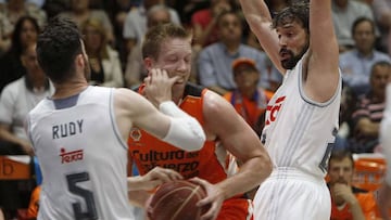 Justin Hamilton entre Rudy Fern&aacute;ndez y Llull.