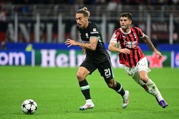 Kostas Tsimikas, defensor izquierdo del Liverpool, recibió la presión constante de Pulisic en el amanecer del encuentro. (Photo by PIERO CRUCIATTI / AFP)