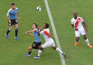 Edinson Cavani y Renato Tapia.