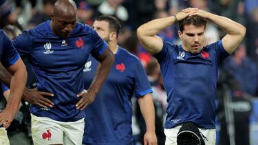 Los jugadores de Francia se retiran cabizbajos del estadio de Saint Denis tras caer ante Sudáfrica en los cuartos de final del Mundial.