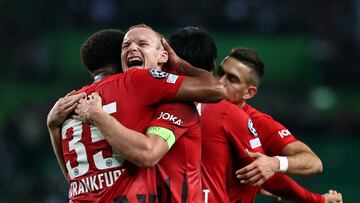 Eintracht, con Borré unos minutos, clasifica a octavos de UCL