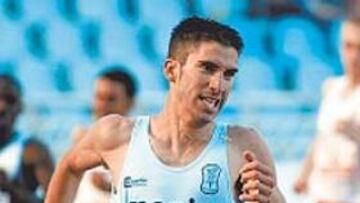 <b>NUEVO LÍDER</b>. Álvaro Fernández, durante la carrera de Anoeta.