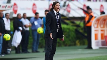 El entrenador argentino está viviendo uno de sus peores momentos al frente de un equipo, pues en cuatro partidos de la Major League Soccer, ya recibió 14 goles.