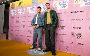 Adexe & Nau dúo musical español de música urbana, posando en la alfombra roja de LOS40 Primavera Pop.