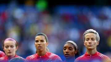 Megan Rapinoe, en silencio, durante el himno de Estados Unidos.