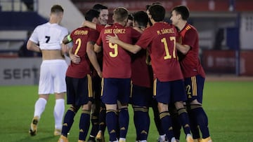 GRAF928. MARBELLA (MÁLAGA), 17/11/2020.- Los jugadores de la selección española celebran el tercer gol conseguido ante Israel, durante el partido de la fase clasificatoria para el Europeo Sub-21 2021 que se disputa en el Estadio Munic