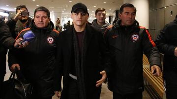 Futbol, llegada de Alexis Sanchez a Estocolmo
El jugador de la seleccion chilena Alexis Sanchez es fotografiado a su arribo al aeropuerto de Arlanda. Chile enfrentara a Suecia en un partido amistoso el proximo sabado en Estocolmo, Suecia.
20/03/2018
Andres Pina/Photosport
Football, Alexis Sanchez arrival to Stockholm.
Chile's star player Alexis Sanchez is pictured as he arrives to the Arlanda airport. Chile will face Sweden next saturday in Stockholm, Sweden.
20/03/2018
Andres Pina/Photosport