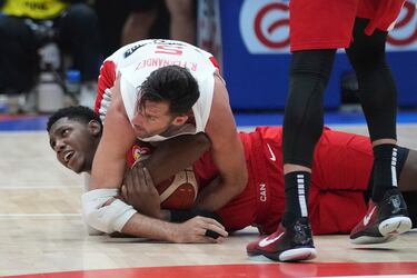 El canadiense RJ Barrett pelea la pelota con el español Rudy Fernández.