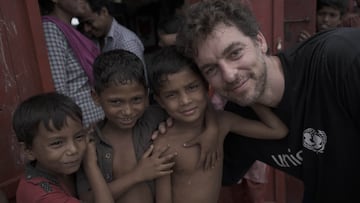 Pau Gasol, en su viaje a Bangladesh en 2018.