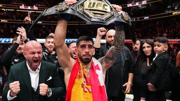 Ilia Topuria con el cinturón de campeón de la UFC del peso pluma.