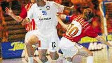 <b>PAULINHO.</B> El valencianista se rindió a Davichín (número 10).