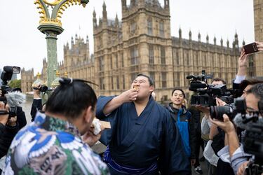 Onosato come un perrito caliente cerca del Parlamento durante un recorrido por el centro de Londres durante la previa del Gran Torneo de Sumo.