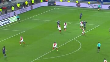 Esto es caviar del puro: Verrati con el exterior y voleón de Cavani