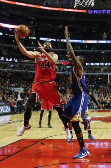 Nikola Mirotic intenta el lanzamiento ante Festus Ezeli.