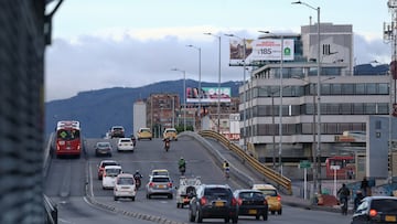 El pico y placa en Bogotá rige desde las 6:00 a.m. hasta las 9:00 p.m en días hábiles, es decir de lines a viernes.