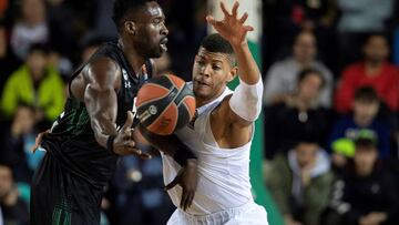 TOL01. ESTAMBUL (TURQUÍA), 01/02/2019.- El pívot caboverdiano del Real Madrid Walter Tavares (d) disputa un balón con el alero estadoundiense del Darussafaka de Estambul Stanton Kidd (i) durante el partido entre ambos equipos correspondiente a la Euroliga de baloncesto, este viernes en Estambul (Turquía). EFE/ Tolga Bozoglu