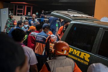 Trabajadores médicos reciben un cuerpo en un hospital en Malang, Java Oriental.