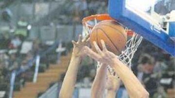 <b>VALIENTE. </b>El joven Carlos Suárez atacó con decisión.