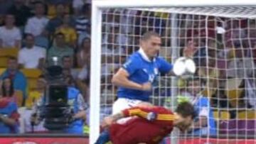 Este fue el momento en el que Bonucci toc&oacute; el bal&oacute;n con la mano tras el remate de cabeza de Sergio Ramos.