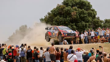 Dani Sordo, con el Hyundai en Cerdeña.