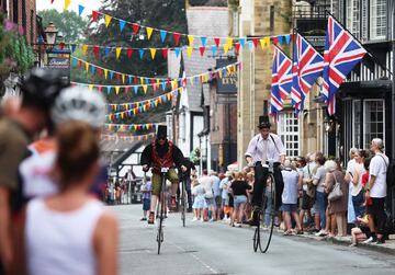 Un grupo de ciclistas disfrutan de la Gran Carrera de Knutsford, en el noroeste de Inglaterra, un evento singular que se celebró por última vez en 2010 y, por lo general, se disputa cada diez años, en el que participan ciclistas individuales y en equipo de todo el mundo, sobre bicicletas clásicas que datan de mediados del siglo XIX.